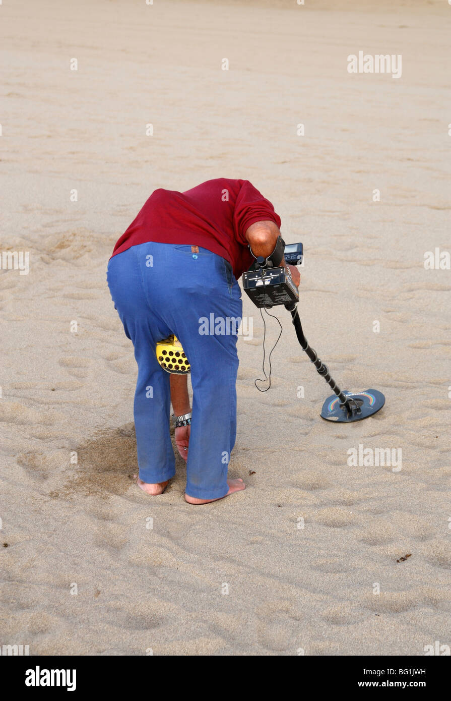 Homme avec détecteur de métal sur la plage en Espagne Banque D'Images