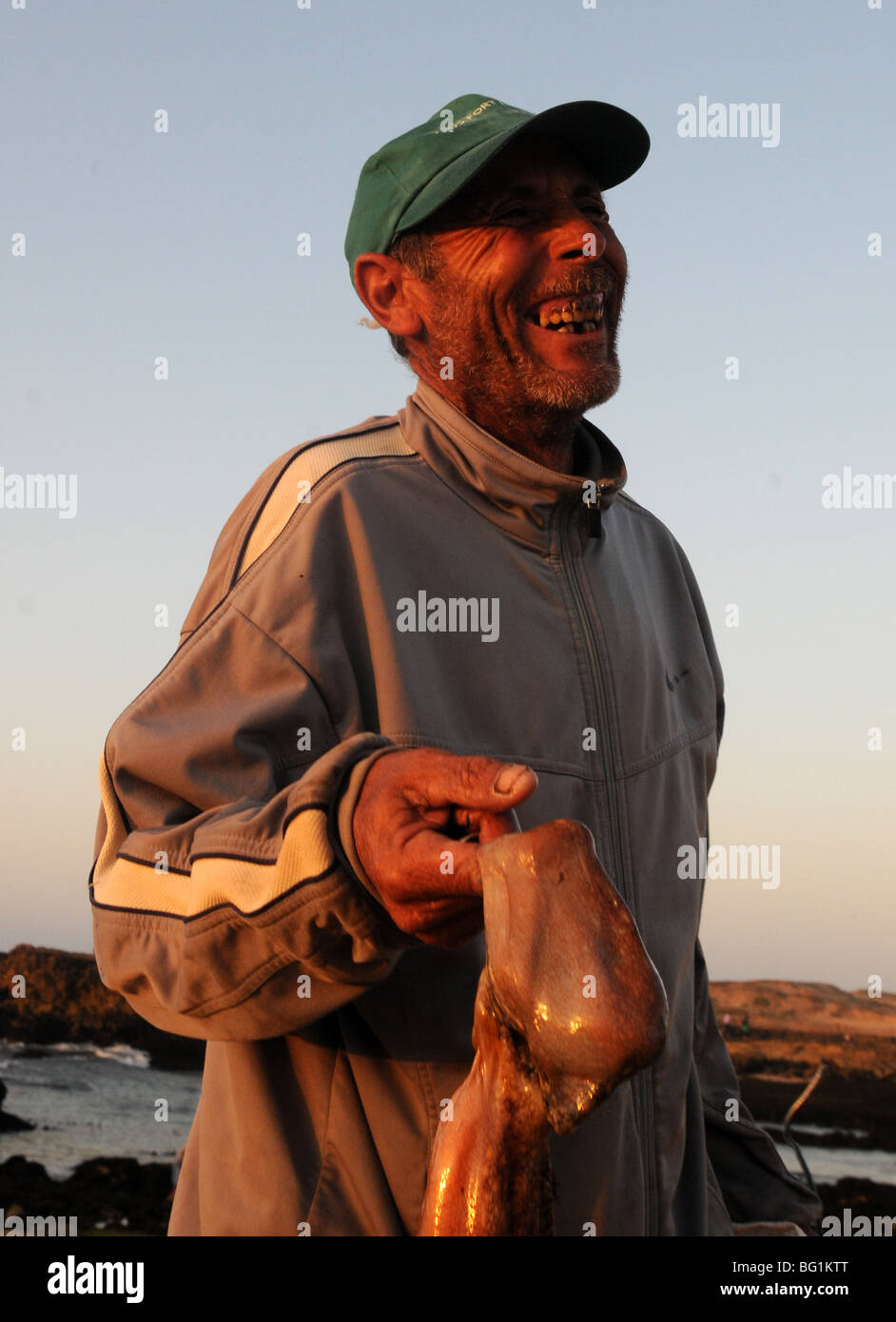 Le pêcheur local montre sa capture, Oualidia, Maroc Banque D'Images