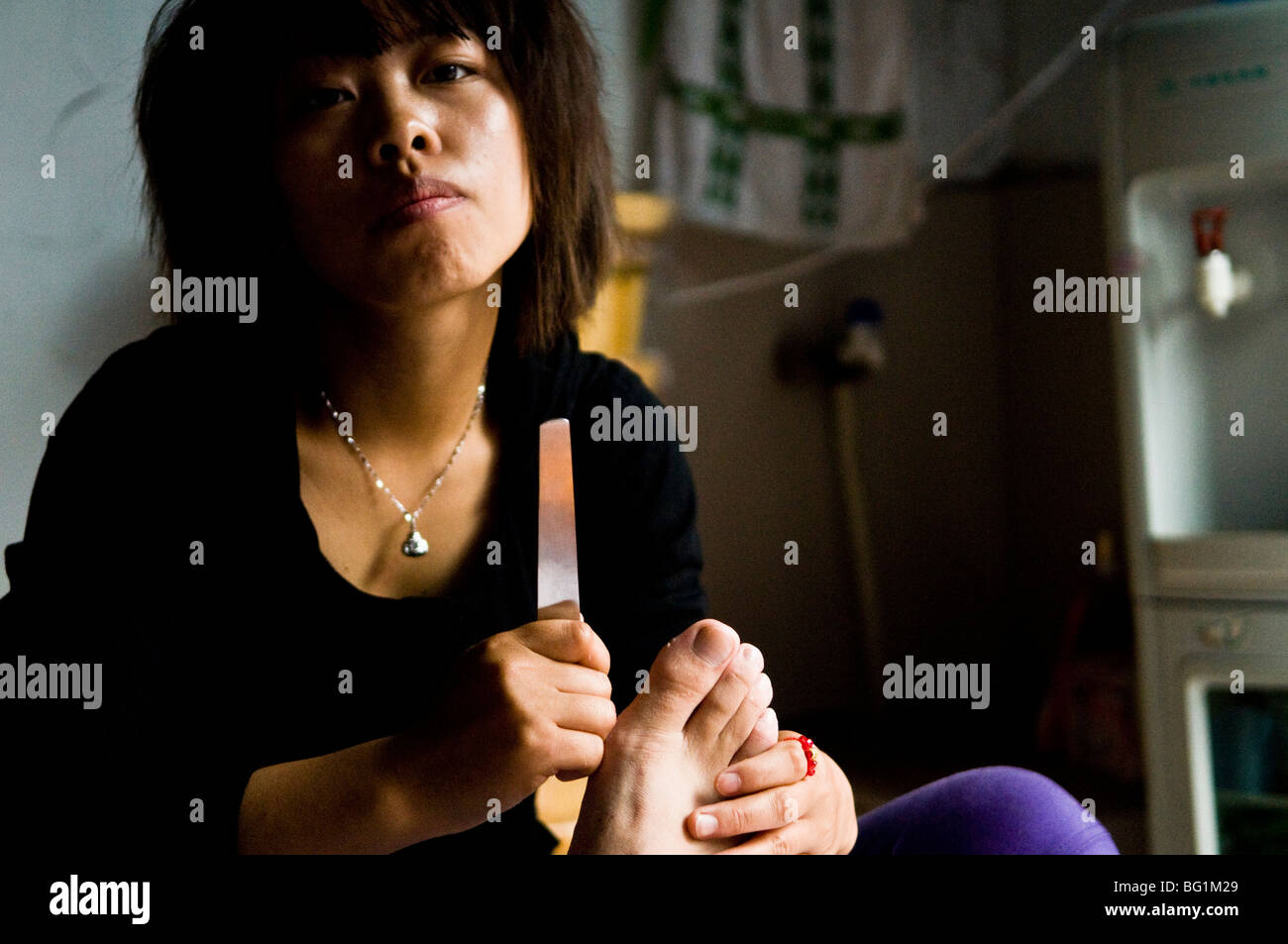 Une masseuse de donner un massage des pieds de traitement en Chine. Banque D'Images