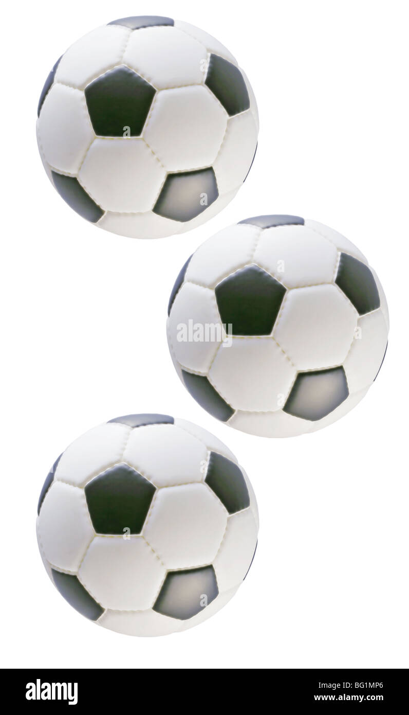 Trois ballons de foot noir et blanc sur fond blanc Banque D'Images