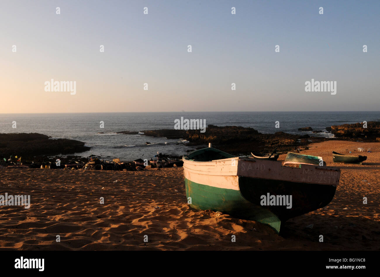 Bateaux de pêche sur la plage, Oualidia, Maroc Banque D'Images