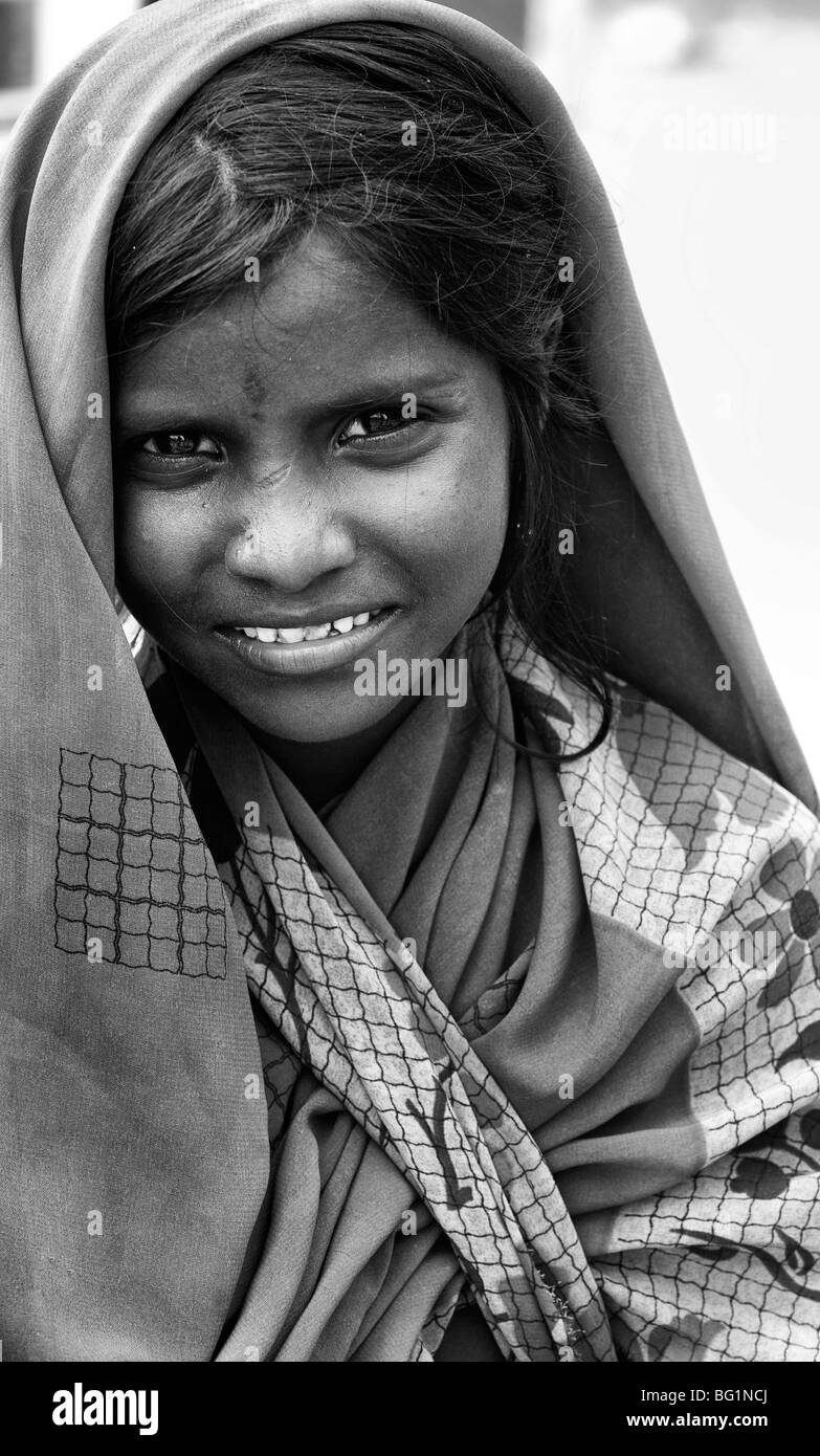 Girl portrait rue indiens pauvres. Monochrome Banque D'Images