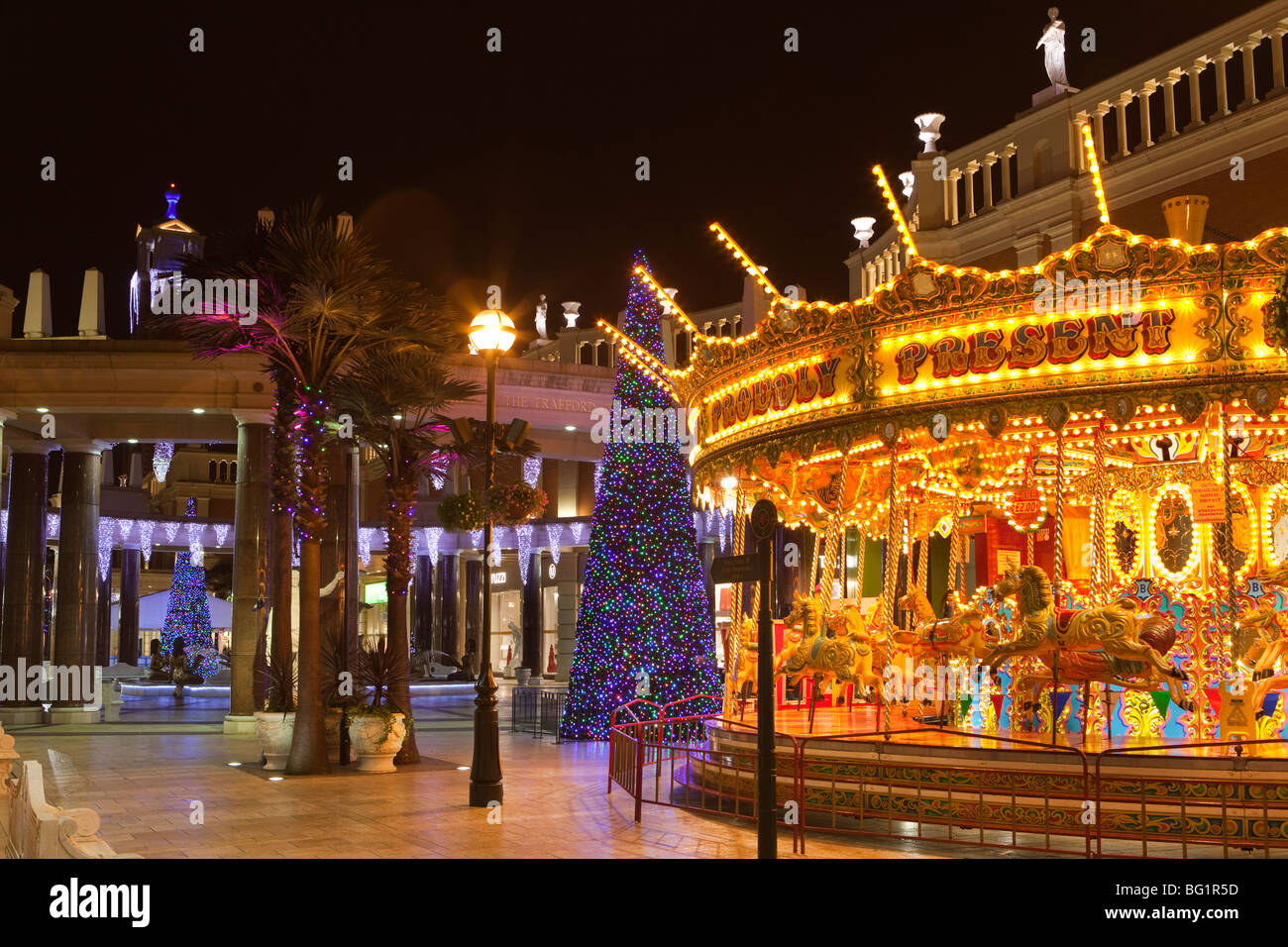 Royaume-uni, Angleterre, Manchester, Trafford Centre Shopping Mall, Barton Square, carrousel traditionnel et l'arbre de Noël Banque D'Images
