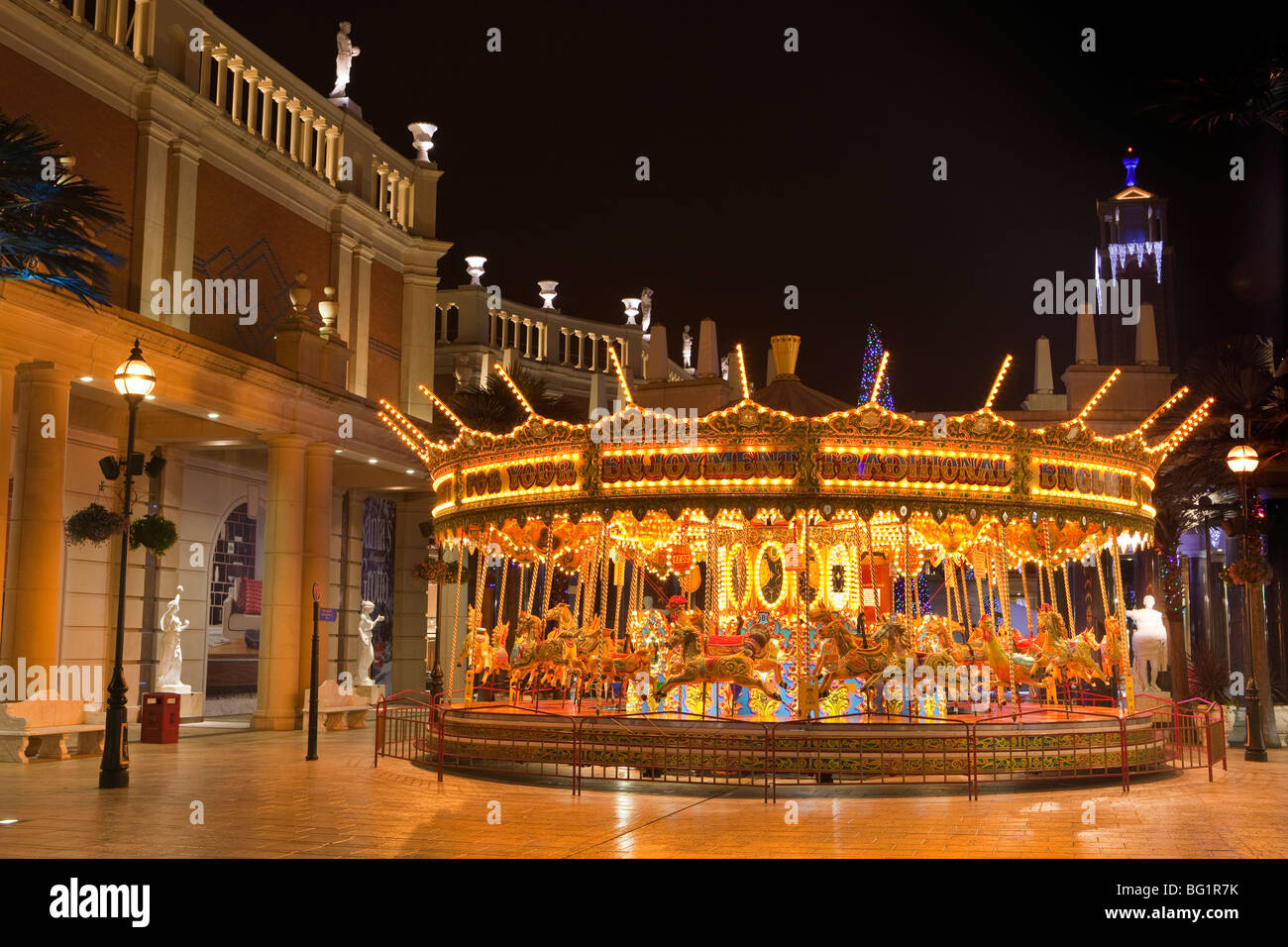 Royaume-uni, Angleterre, Manchester, Trafford Centre Shopping Mall, Barton Square, carrousel traditionnel Banque D'Images