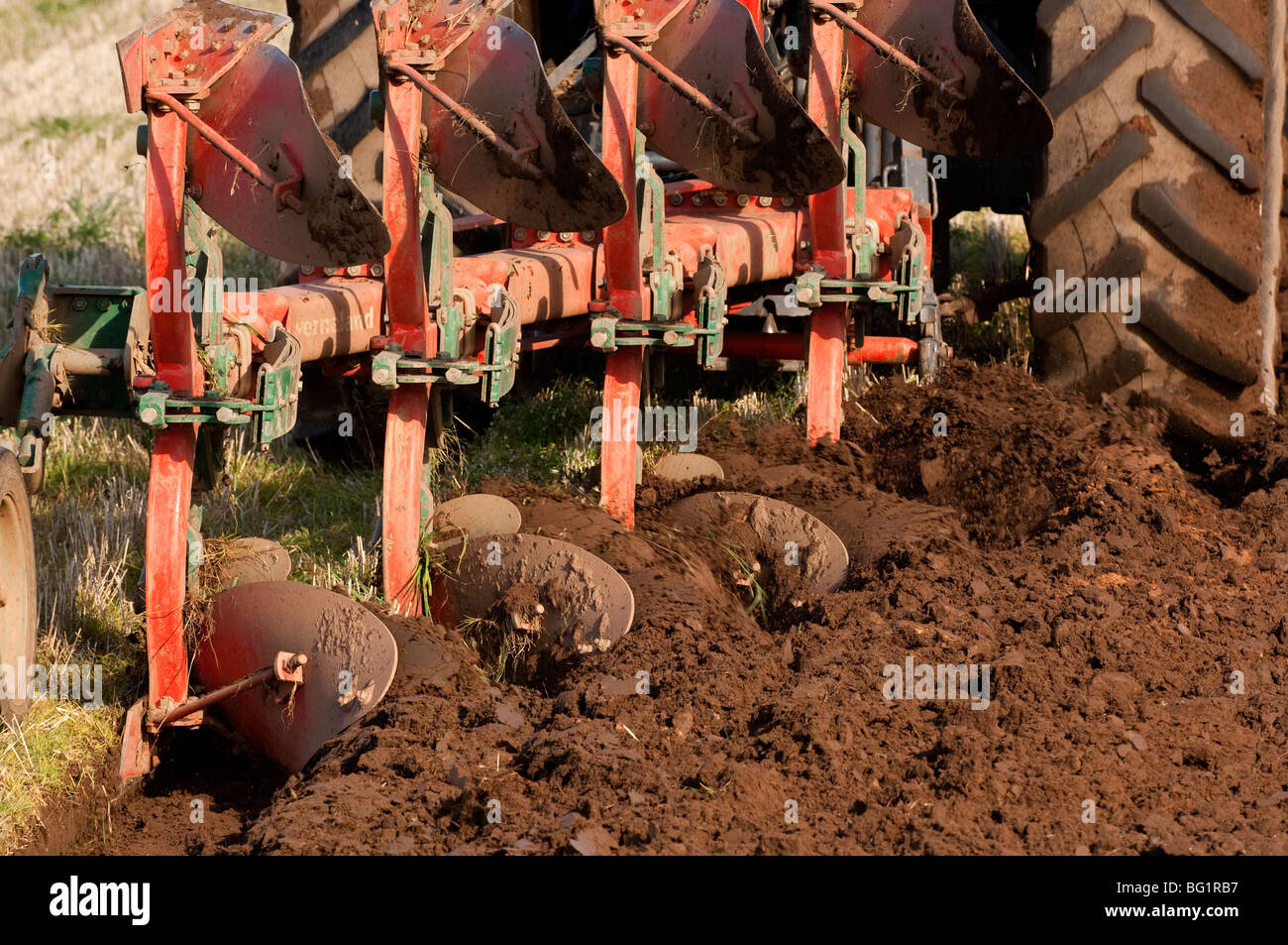 New Holland tracteur avec charrue réversible sur. Banque D'Images