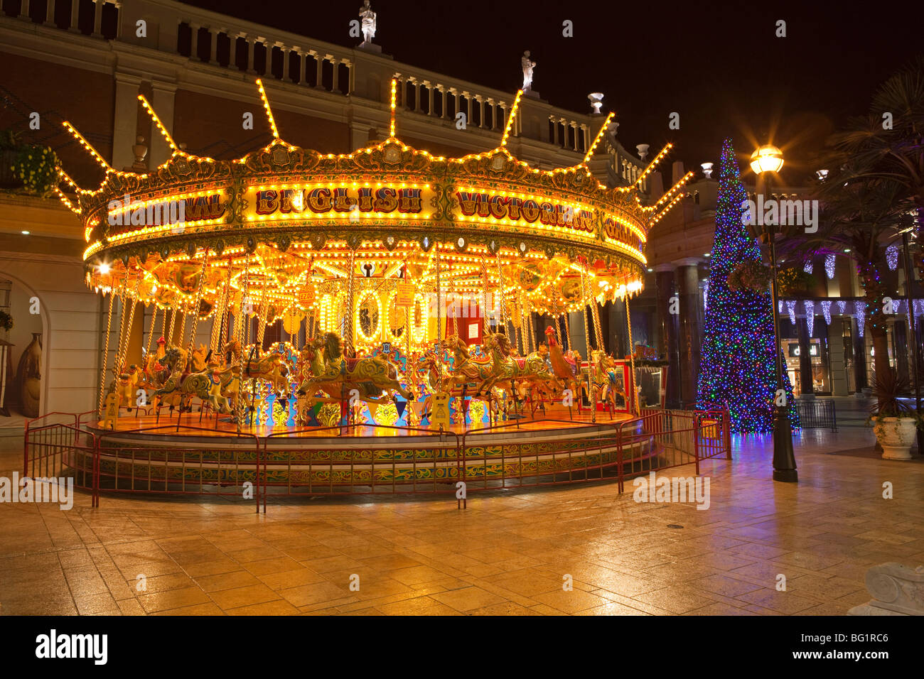 Royaume-uni, Angleterre, Manchester, Trafford Centre Shopping Mall, Barton Square, carrousel traditionnel Banque D'Images