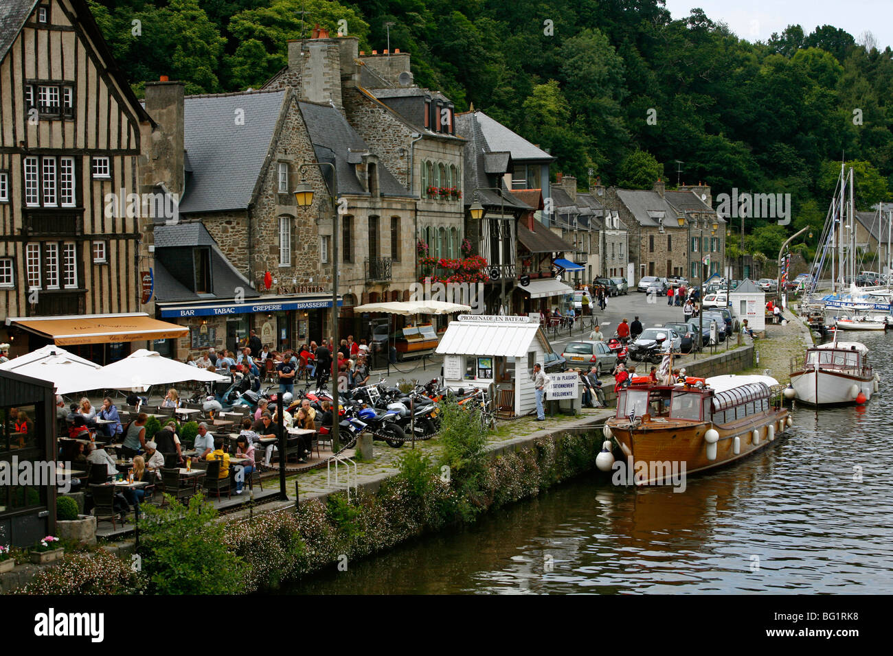 Vue sur la Rance et le port de Dinan, Bretagne, France, Europe Banque D'Images