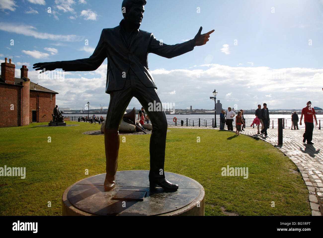 La statue de Billy Fury par Albert Dock et la rivière Mersey, Liverpool, Merseyside, Angleterre, Royaume-Uni, Europe Banque D'Images