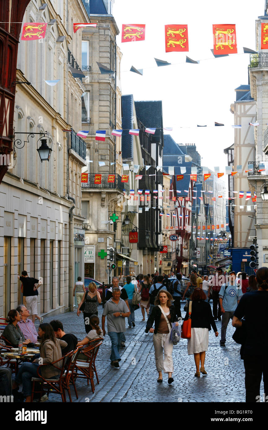 Les gens qui marchent le long de la rue du Gros Horloge, la rue ...