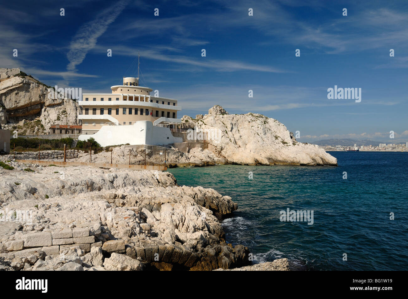 Station de pilotage en forme de bateau, Maison des pilotes, construite en c1950, en forme de bateau ou de bateau sur l'île de Ratonneau, Frioul, baie de Marseille, Provence France Banque D'Images