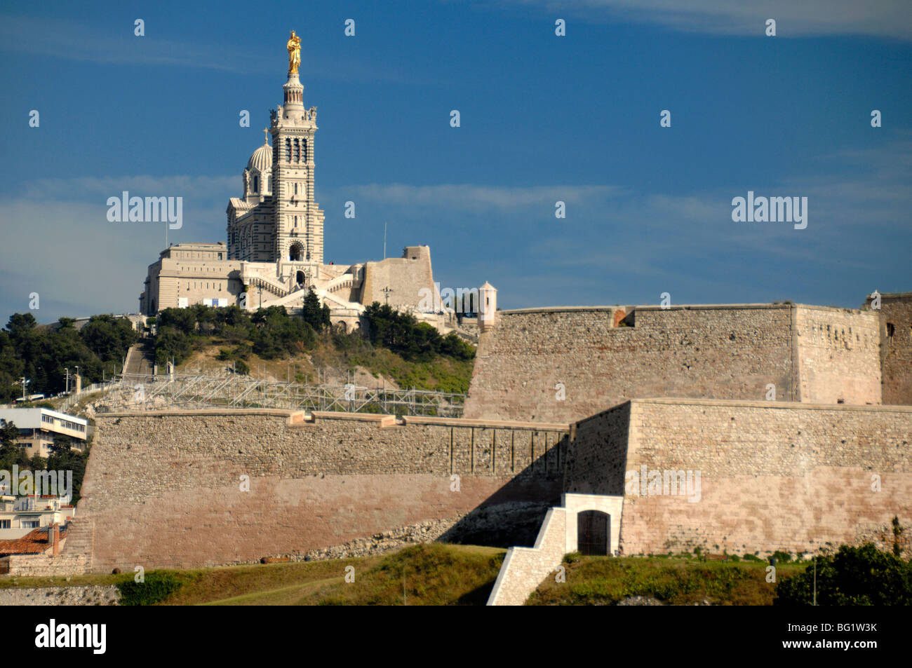 Marseille Skyline avec l'église notre Dame de la Garde et le fort Saint-Nicolas, Marseille ou Marseille, Provence, France Banque D'Images