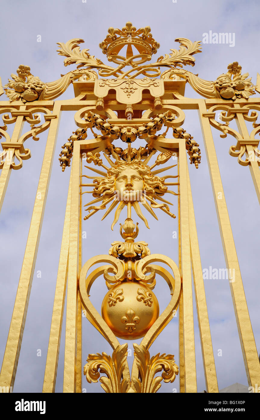 Détail de la porte de cour royale, avec l'image de Louis XIV, Le Château de Versailles, France, Europe Banque D'Images