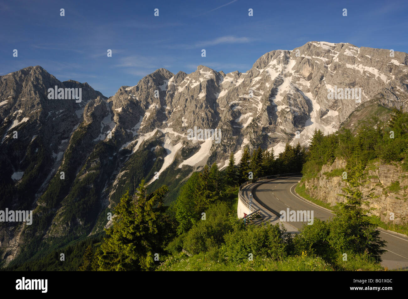 Vue sur la montagne Hoher Goll vont de l'Rossfeld Panoramastrasse, Berchtesgaden, Bavière, Allemagne Banque D'Images