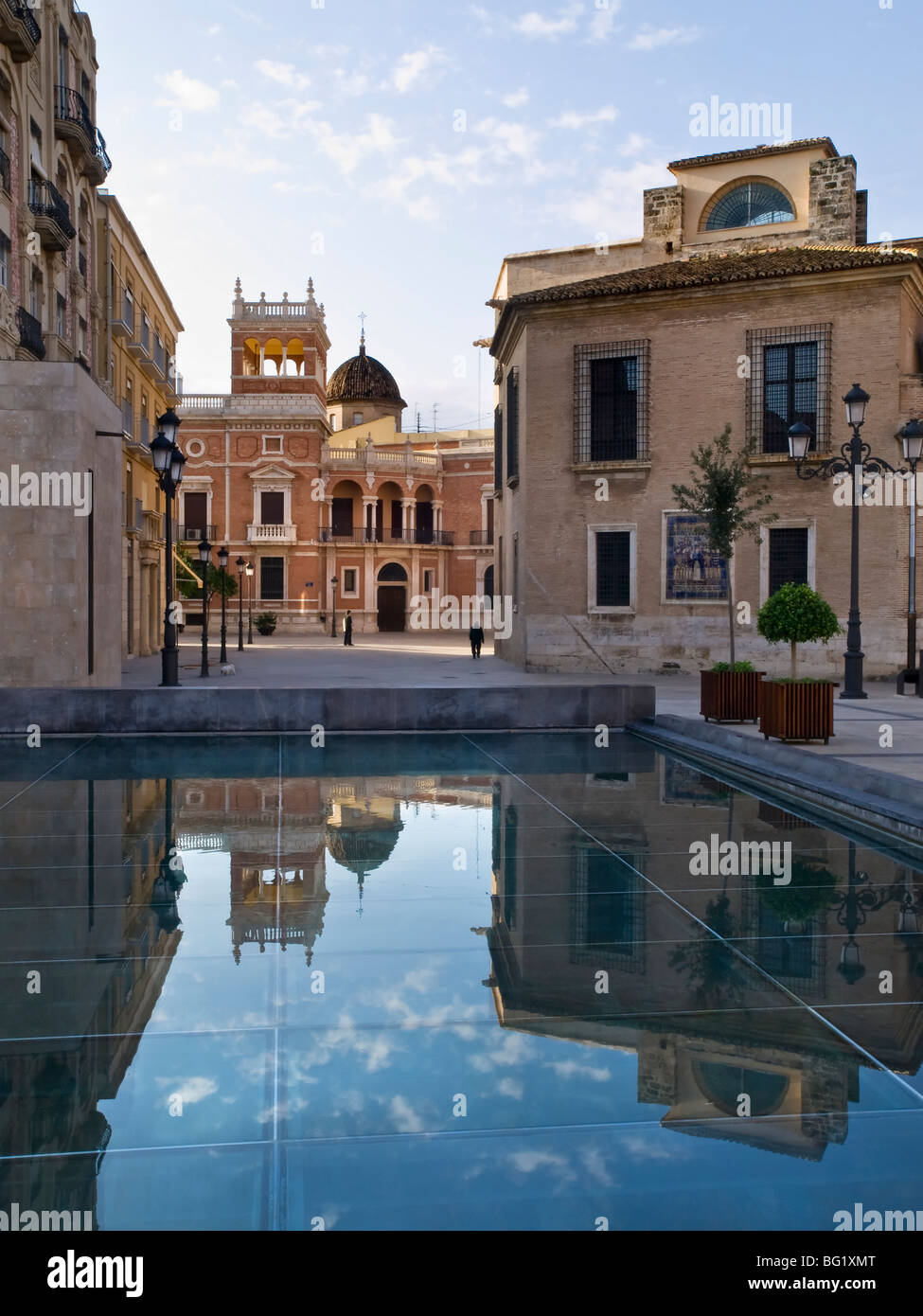 Les bâtiments historiques de la vieille ville de Valence (Espagne) reflètent sur l'eau d'une fontaine publique. Banque D'Images