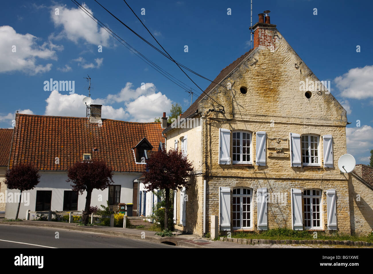 Ancienne maison avec volets et parabole Banque D'Images