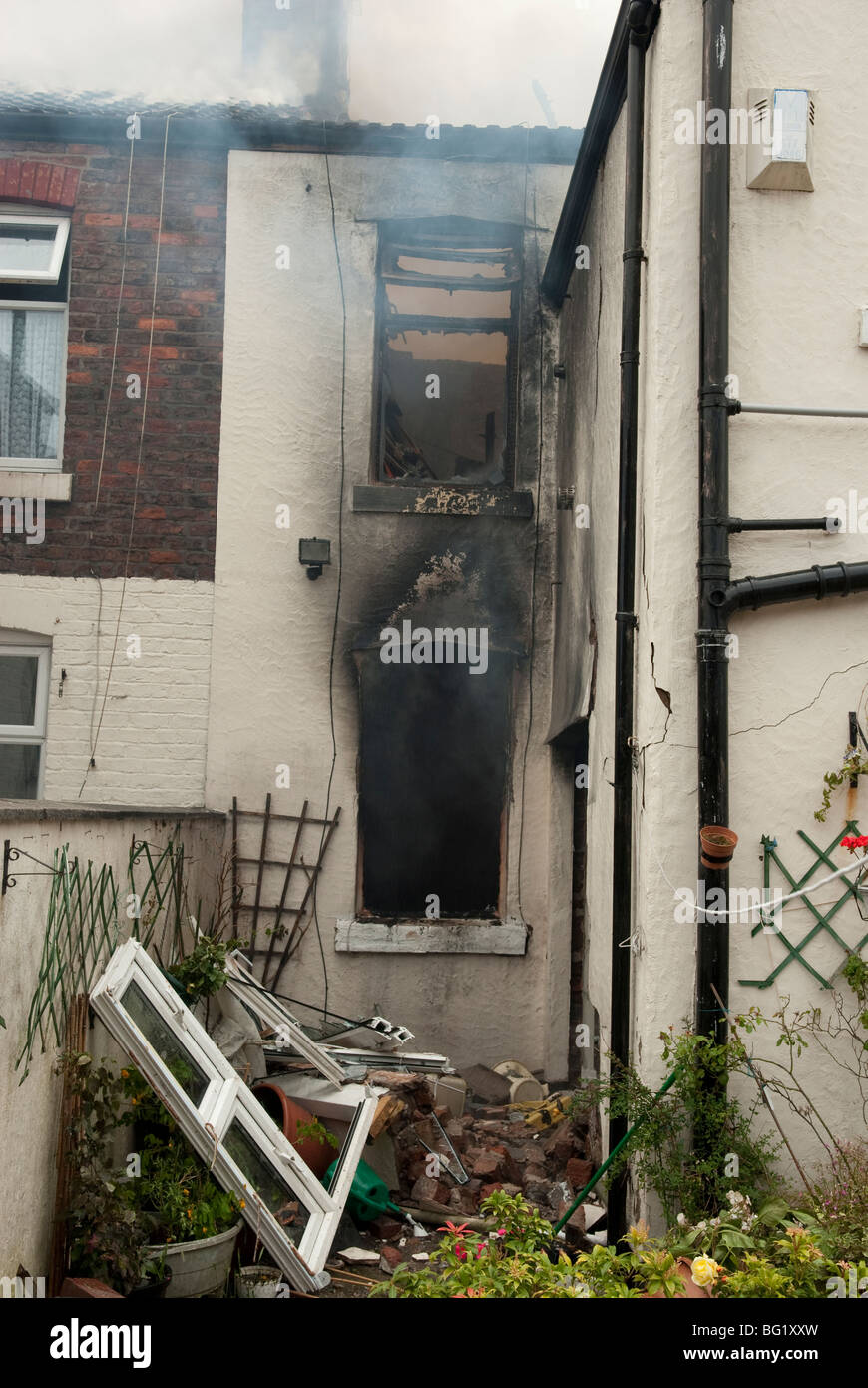 Maison mitoyenne en feu à la suite d'explosion de gaz Banque D'Images