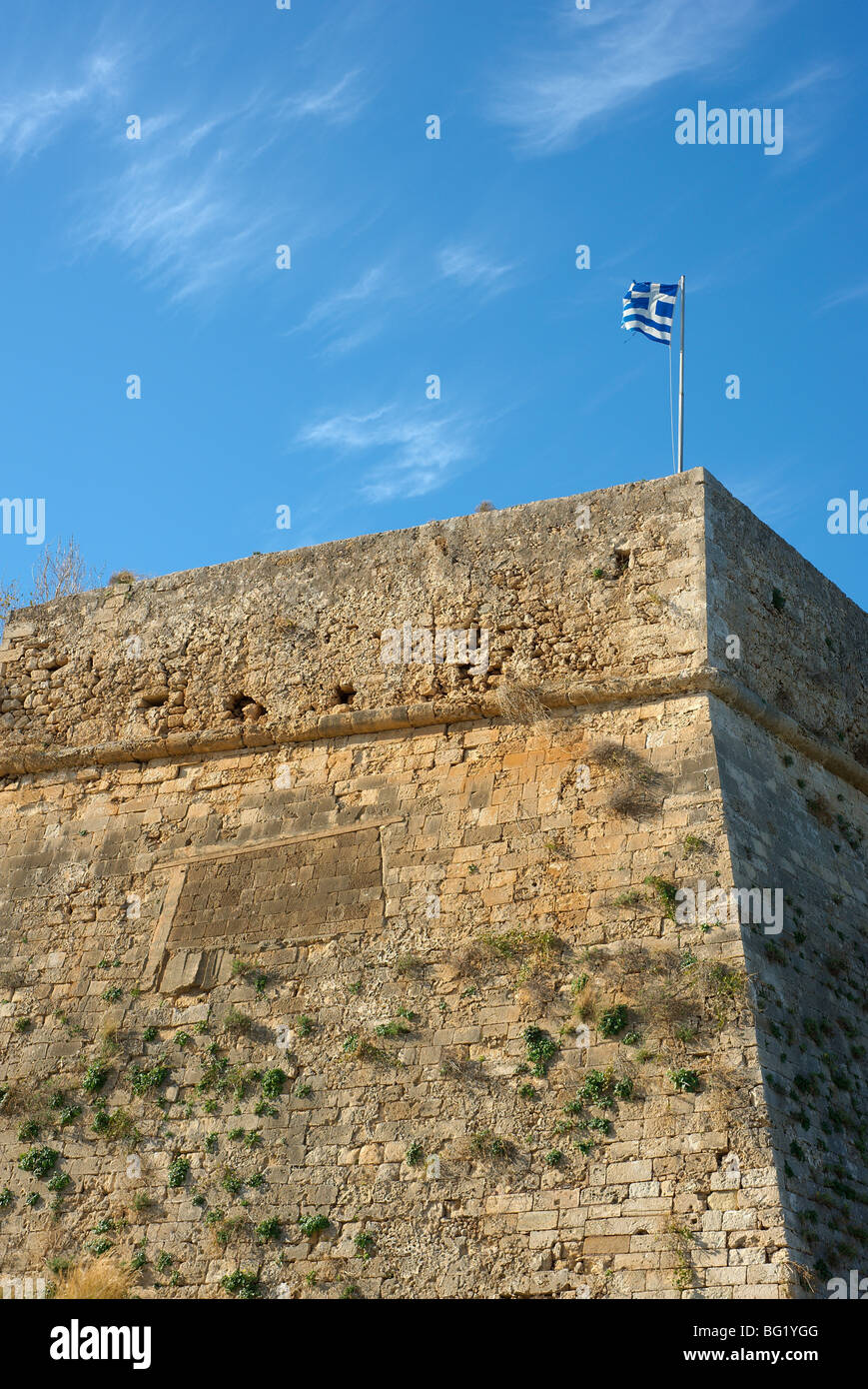 Rethymnon Fortezza extra-murs en pierre et drapeau grec Banque D'Images
