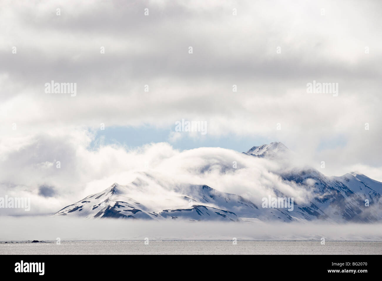 Montagnes couvertes de nuages près de Hornsund, Îles Svalbard, Norvège, Europe, de l'Arctique Banque D'Images