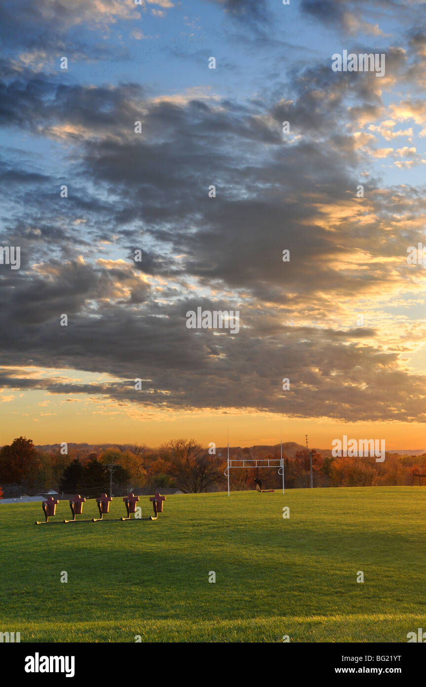 Terrain de football au coucher du soleil au cours de l'automne Banque D'Images