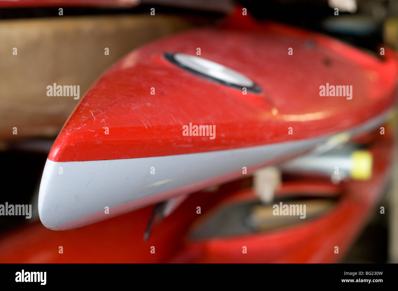 Kayak dans un hangar à bateaux Banque D'Images