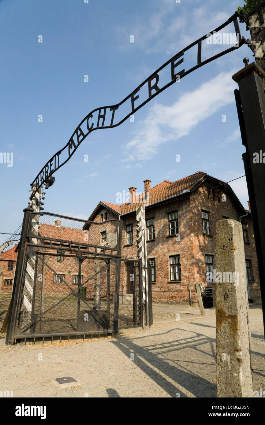 L'entrée principale - avec du vrai l'Arbeit macht frei slogan au-dessus de la porte - à Auschwitz camp de la mort nazi à Oswiecim, Pologne. Banque D'Images
