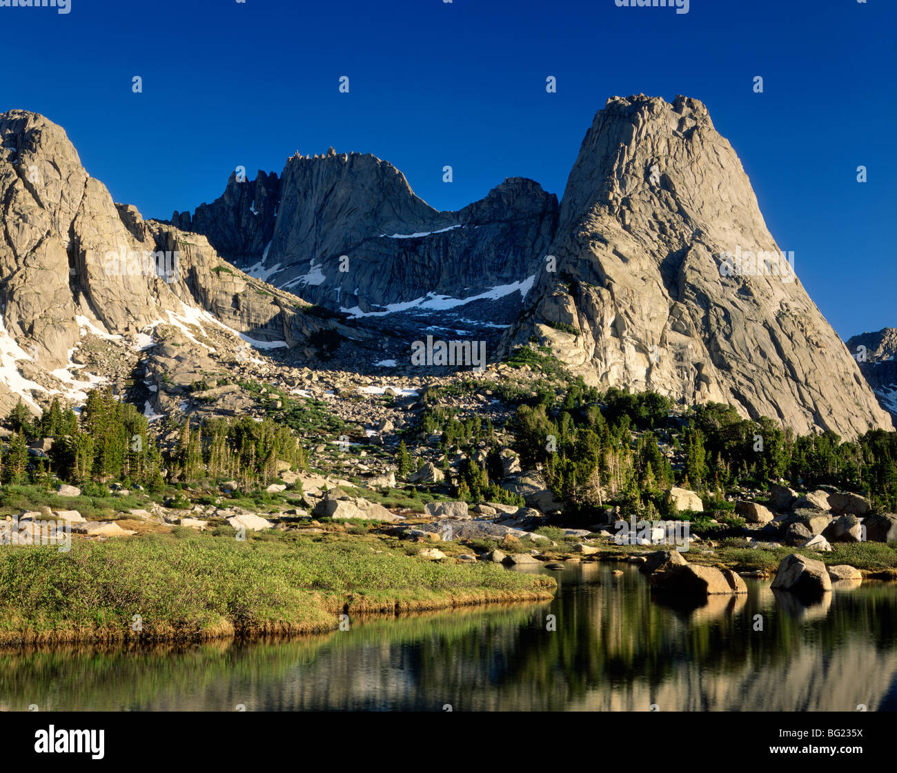 Wolfs Head Peak (à gauche) et Pingora Peak (à droite), le Cirque des tours Popo Agie Wilderness Wind River au Wyoming USA Banque D'Images