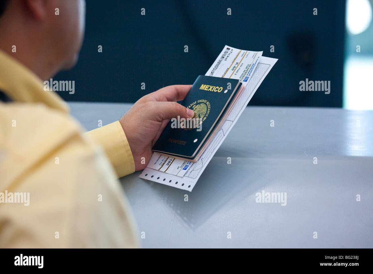 L'homme du Mexique de présenter son passeport et carte d'embarquement à l'aéroport international Benito Juarez de Mexico Banque D'Images