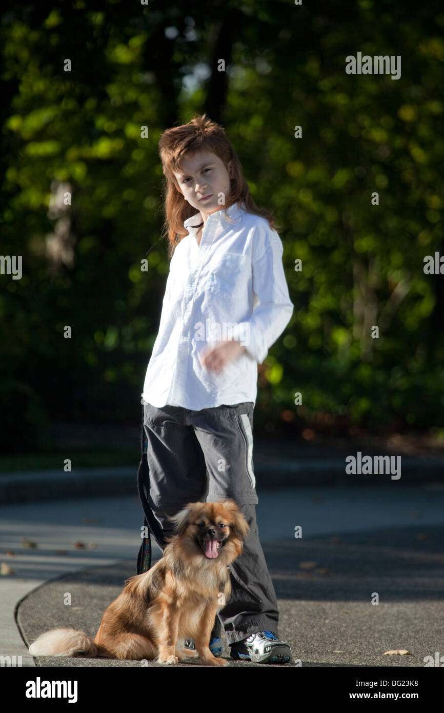 Il s'agit d'une photo d'un garçon et son chien. Banque D'Images