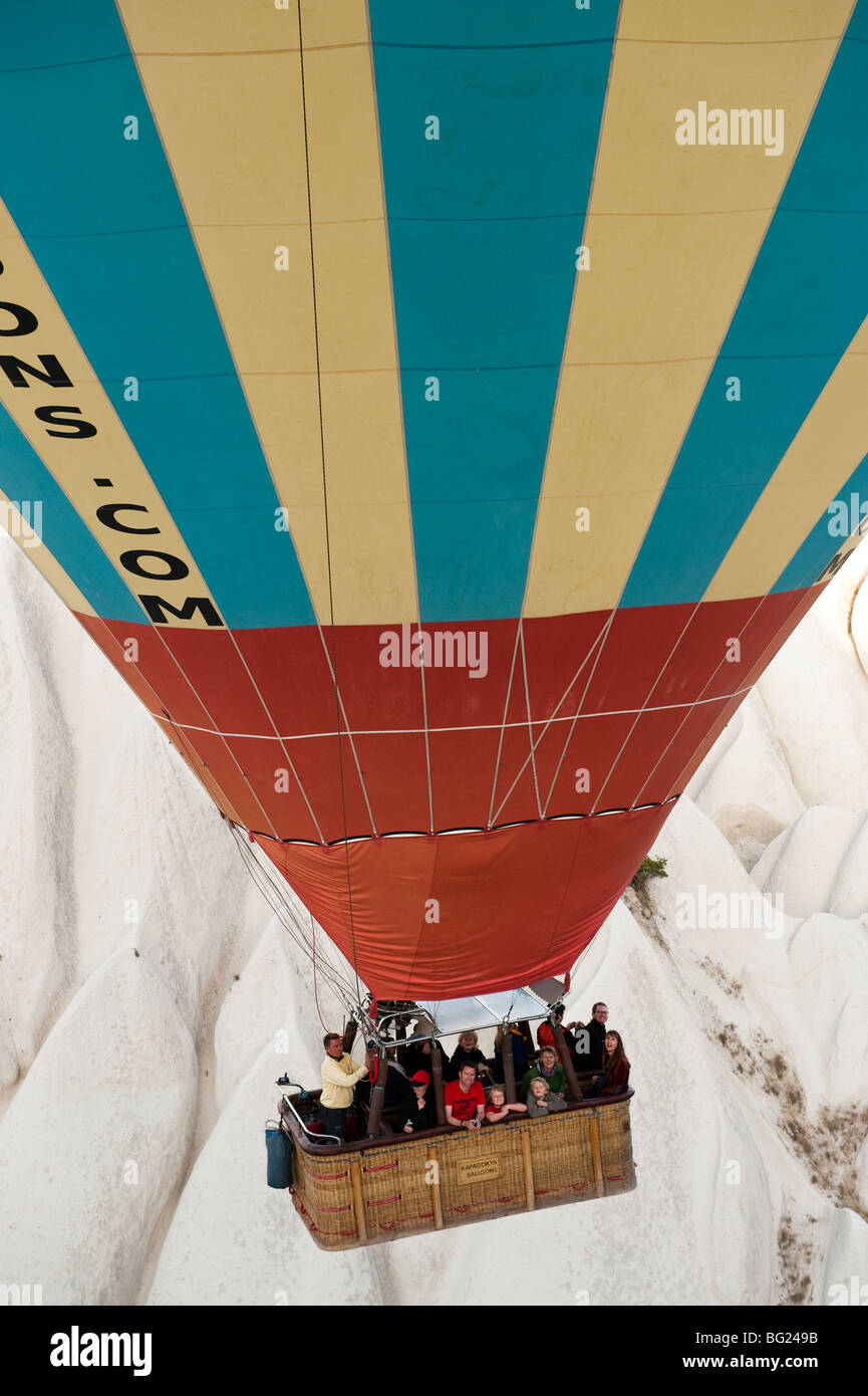 Les touristes de la montgolfière en Cappadoce, Turquie, Province de Nevşehir Kapadokya Balloons avec Banque D'Images