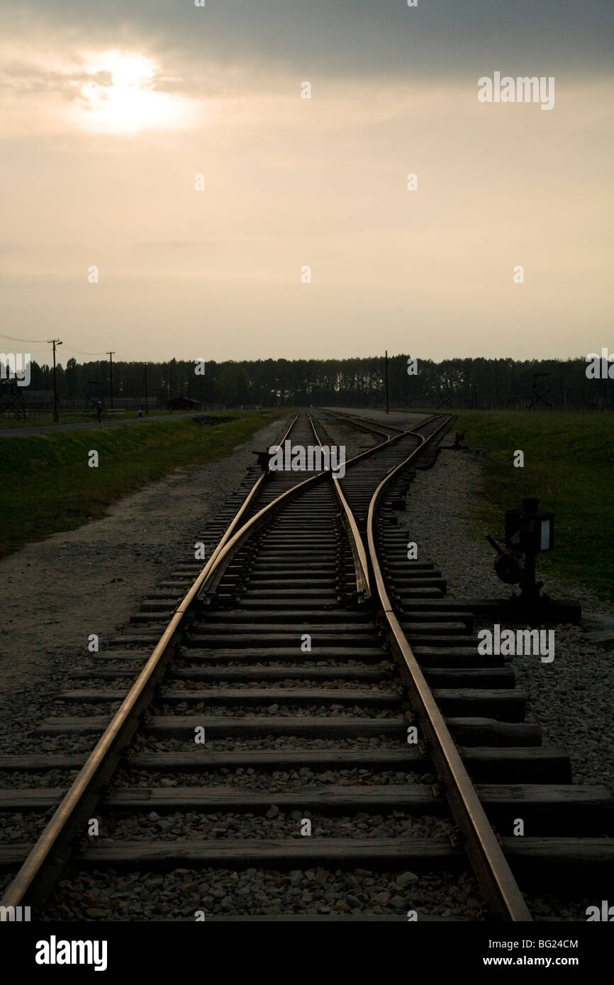 Les lignes de chemin de fer au crépuscule à l'intérieur de Birkenau (Auschwitz II - Birkenau) Camp de concentration Nazi à Oswiecim, Pologne. Banque D'Images