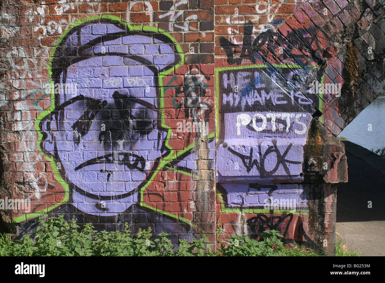 Graffiti par le canal à Leicester, Royaume-Uni Banque D'Images