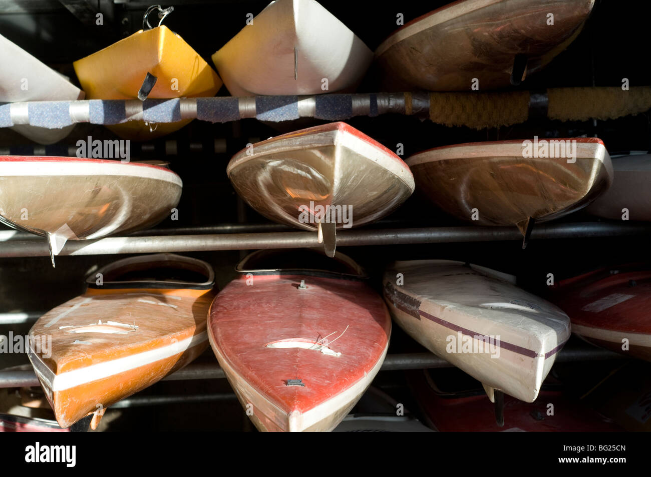 Kayaks en ligne shed Banque D'Images