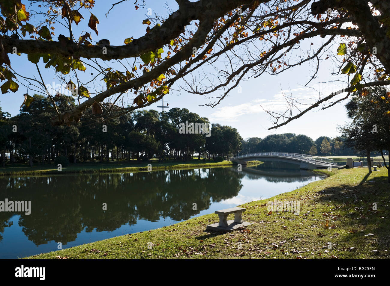 Pont sur un lac à l'ancien site de la Mission de Nombre de Dios, St Augustine, Floride, USA Banque D'Images