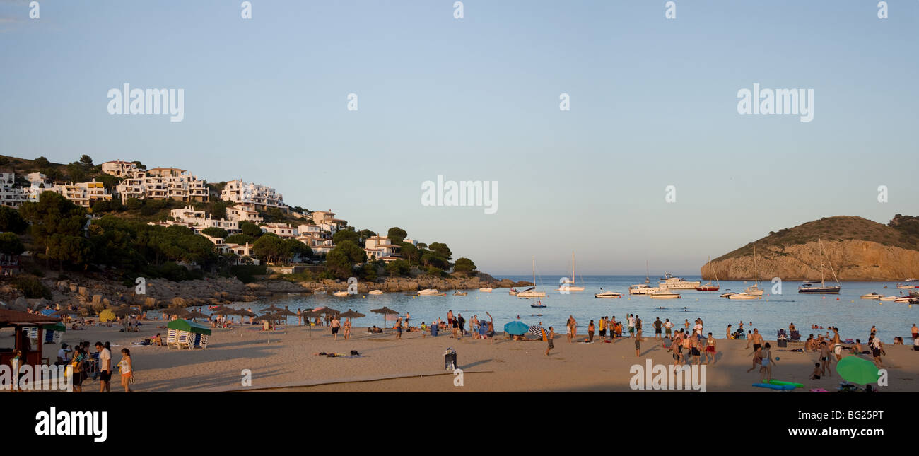 Vue panoramique sur la plage en soirée - bay. (L'escala - Gérone - Espagne) Banque D'Images