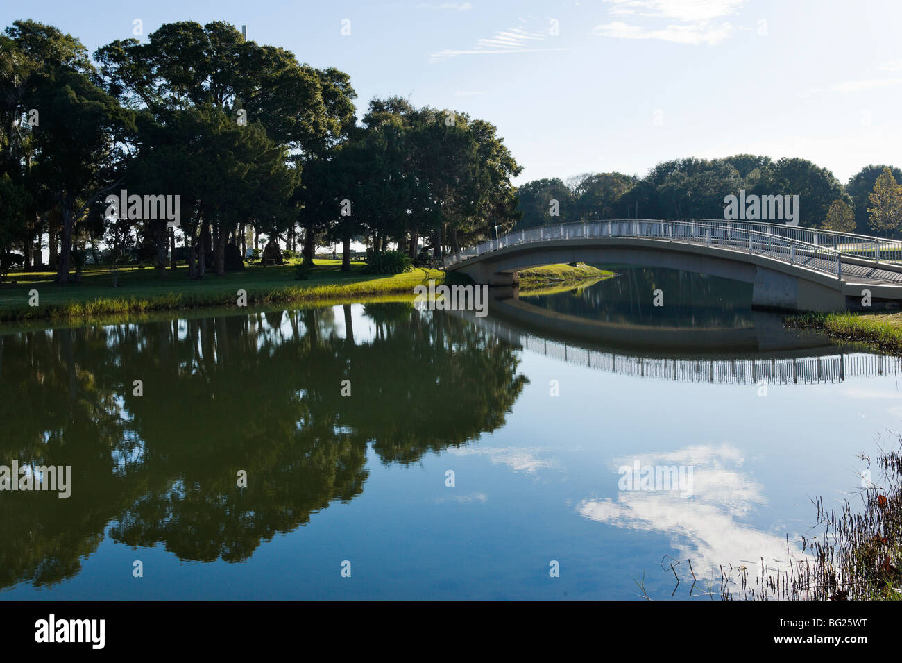 Pont sur un lac à l'ancien site de la Mission de Nombre de Dios, St Augustine, Floride, USA Banque D'Images