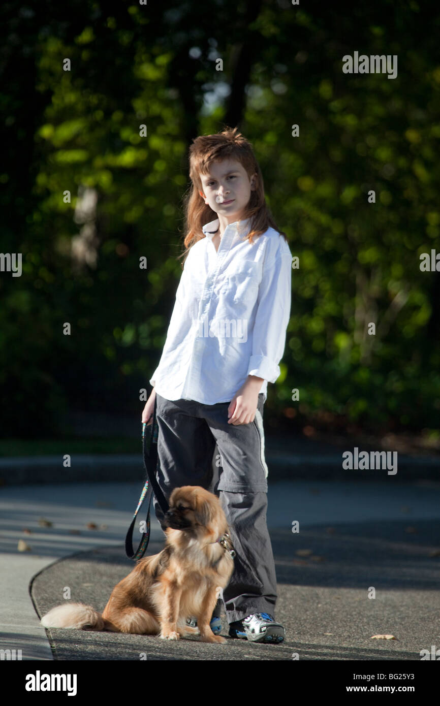 Il s'agit d'une photo d'un garçon et son chien. Banque D'Images