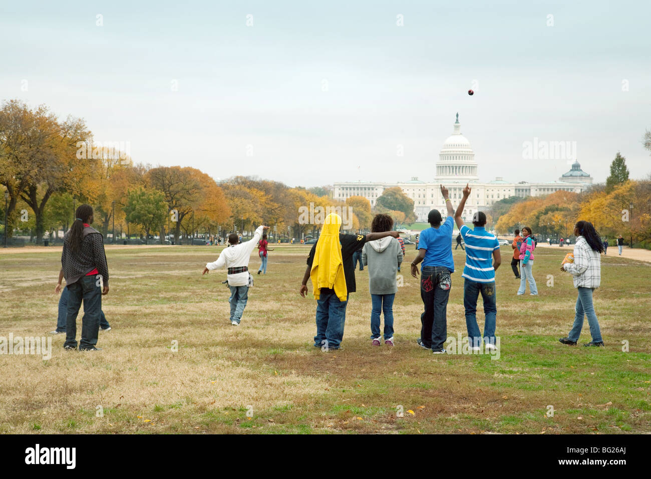Les adolescents américains au football dans le National Mall, Washington DC, USA Banque D'Images