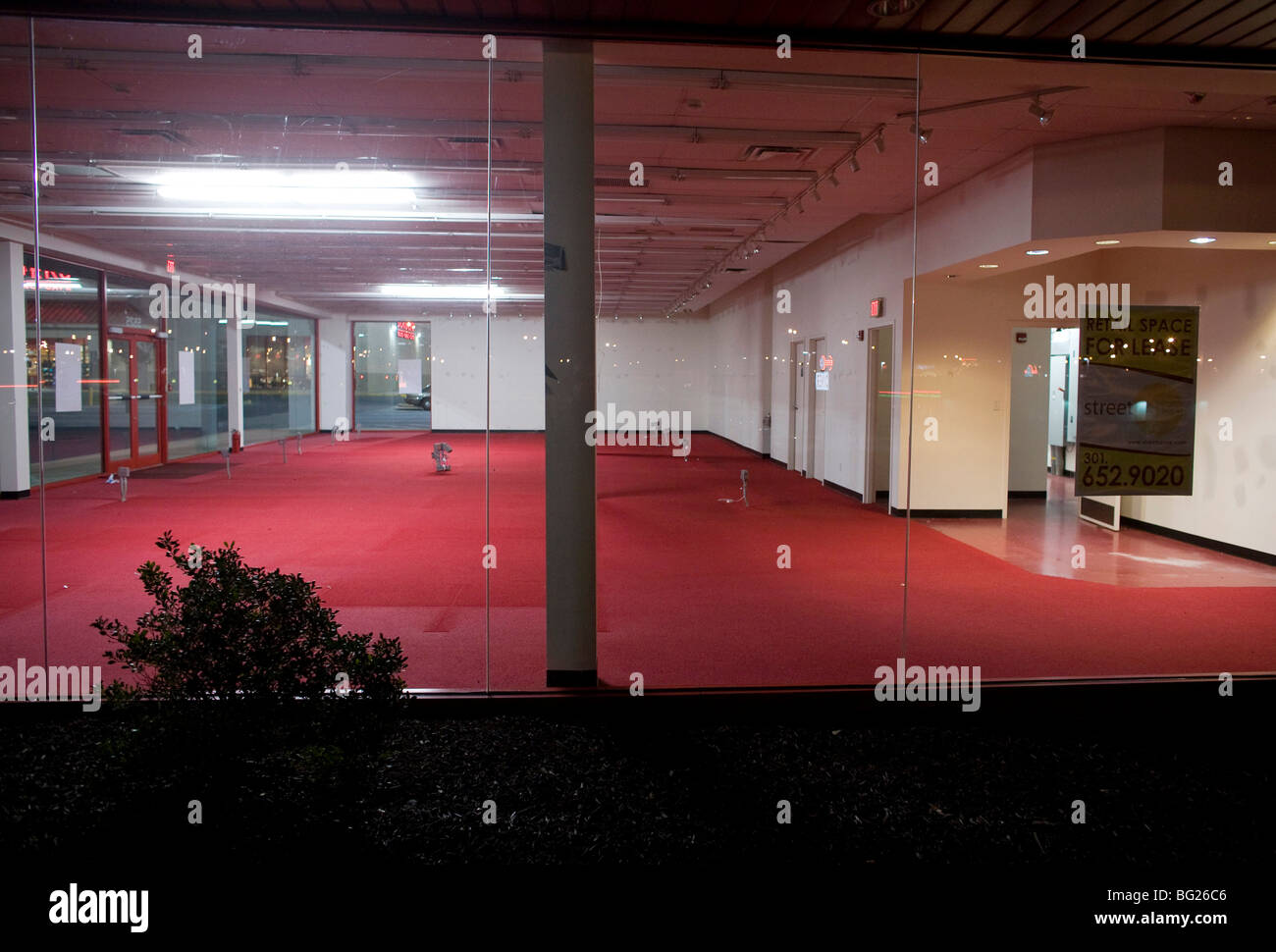 Un poste vacant avant un magasin de détail dans un centre commercial. Banque D'Images