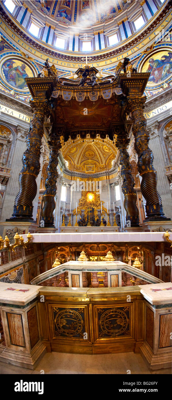 Canopy baroque ( baldacchino) par le Bernin dans la Basilique Saint-Pierre, le Vatican, Rome Banque D'Images