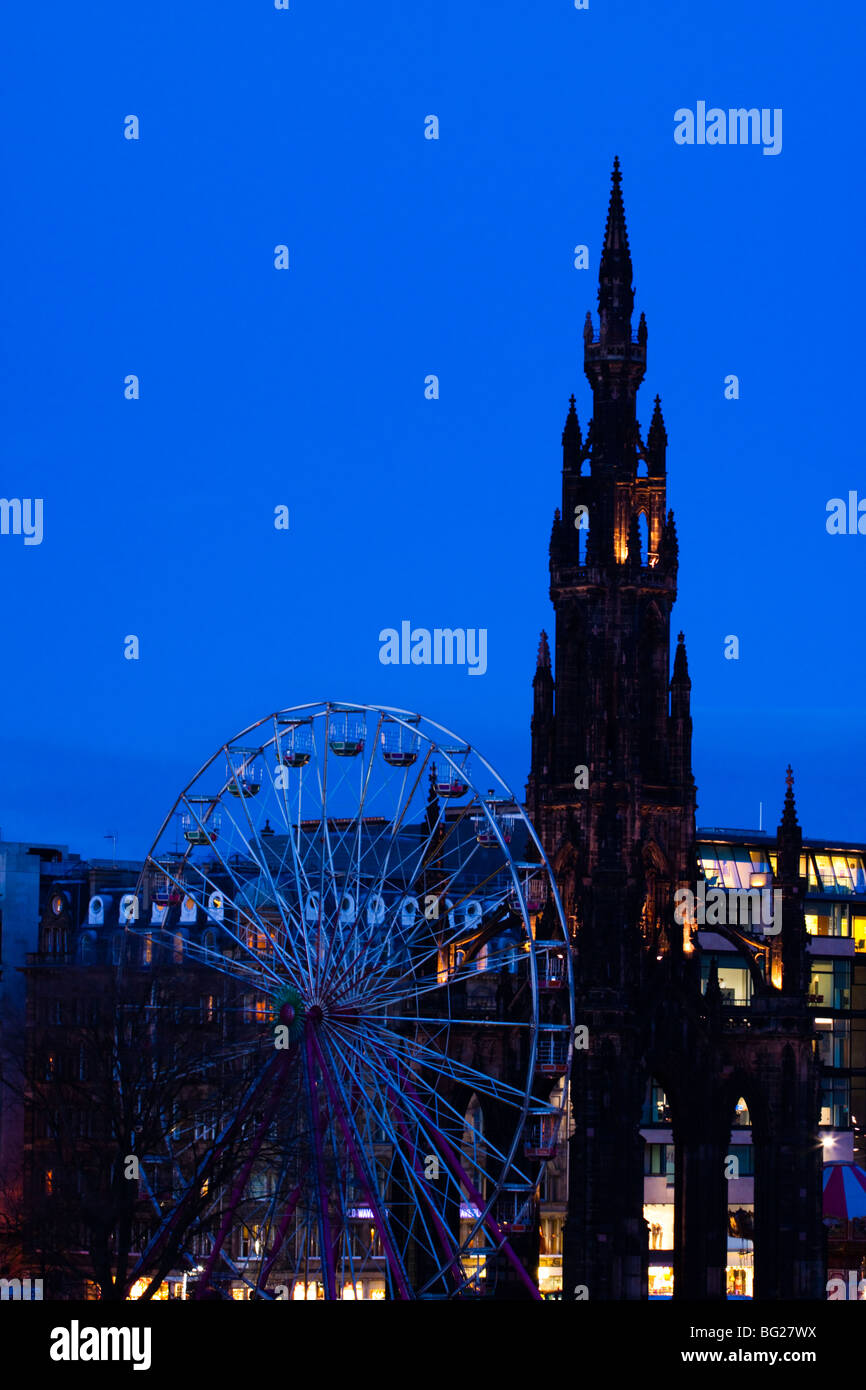 L'Écosse, Édimbourg, Princes Street. Grande Roue à côté du monument à Sir Walter Scott. Banque D'Images