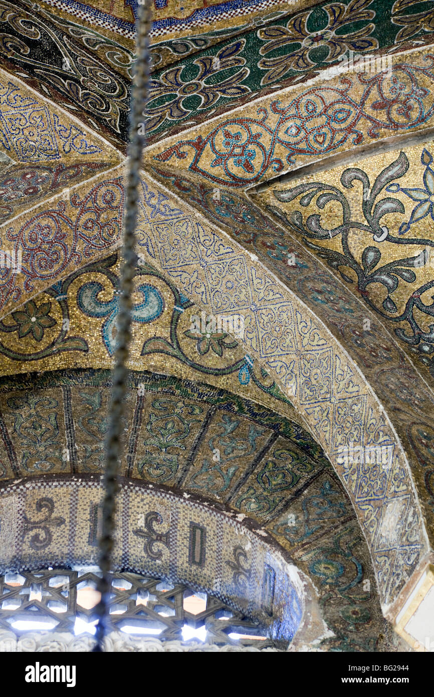 Détail de décoration en mosaïque de la coupole de bay en face de mihrab, Grande Mosquée de Cordoue, Andalousie, Espagne Banque D'Images