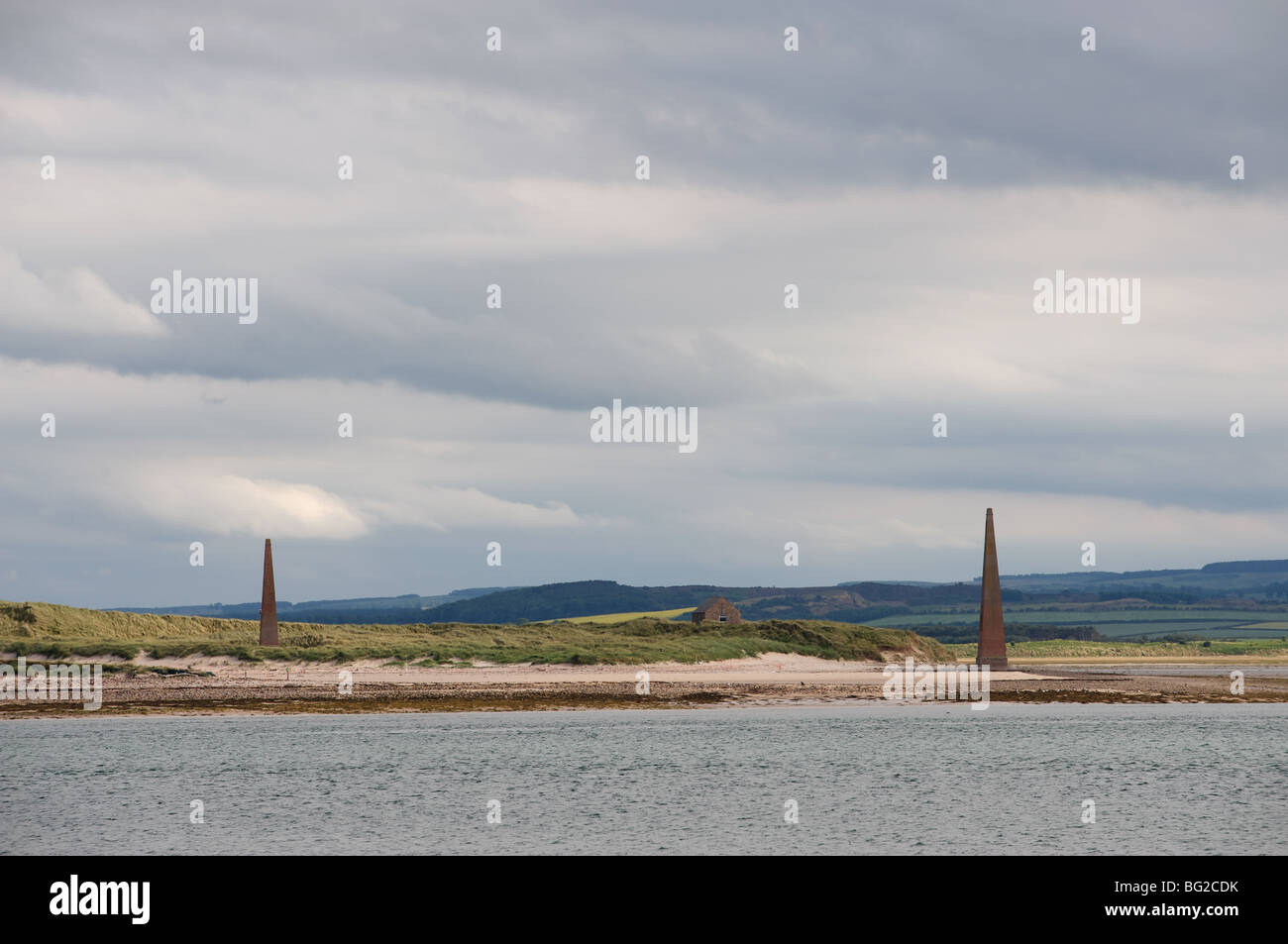 Balises de navigation maritime, Lindisfarne, Northumberland, Angleterre. Banque D'Images
