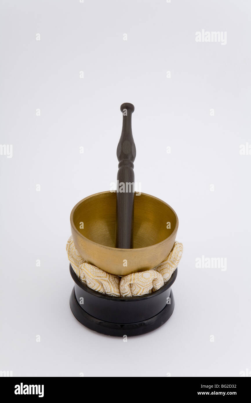 Un bell bouddhiste avec base en bois et petit coussin en forme de lotus en bois coussin de méditation bouddhiste zen dharma bell blanc bol Banque D'Images