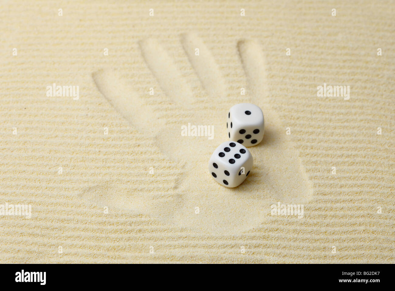 Imprimer d'une paume sur le sable avec des dés Banque D'Images