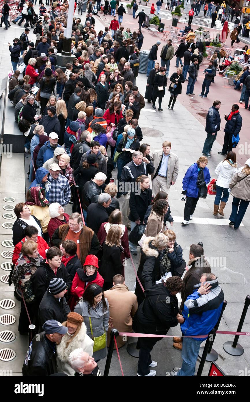 Paniers-TKTS Queue enroulée pour moitié prix des billets de Broadway à Times Square Mall piétonnier durant la saison de Noël New York City Banque D'Images