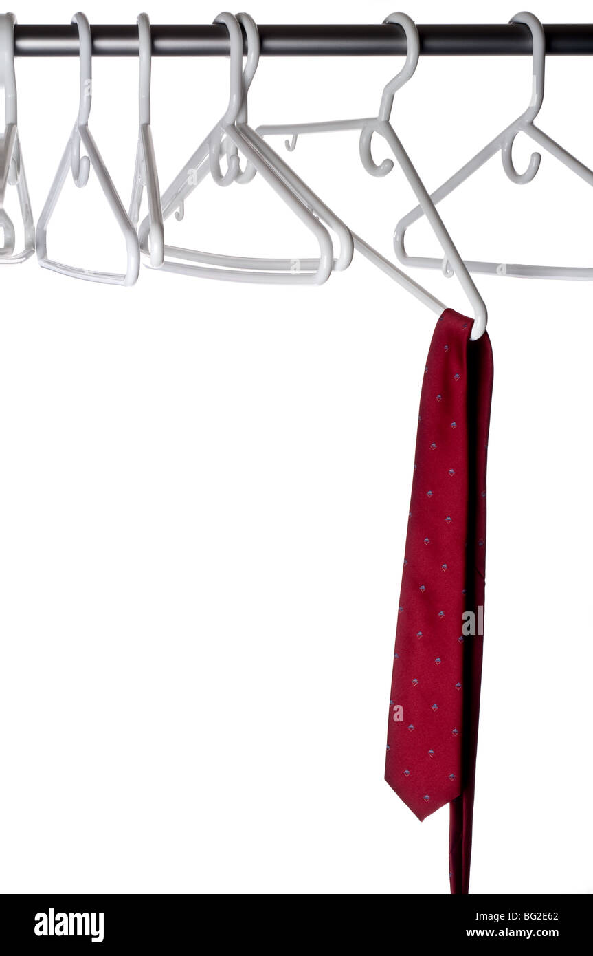 Un bourgogne cravate sur un cintre attaché à une penderie pole Banque D'Images