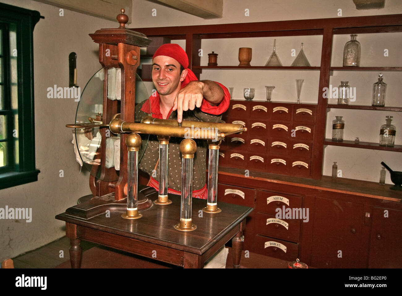 Voyageur (Pioneer) homme de travail à Fort William Historical Park démontre machine électrique utilisé par les médecins au début des années 1800 Banque D'Images