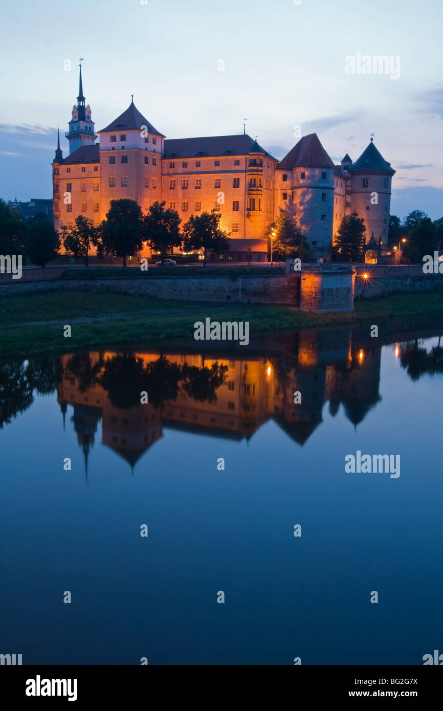 Château de Hartenfels reflection dans l'Elbe Banque D'Images