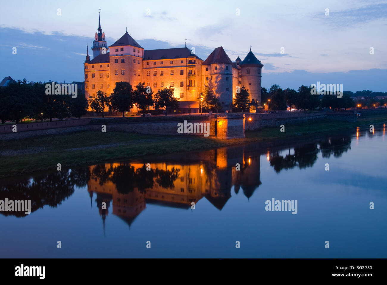 Château de Hartenfels reflection dans l'Elbe Banque D'Images