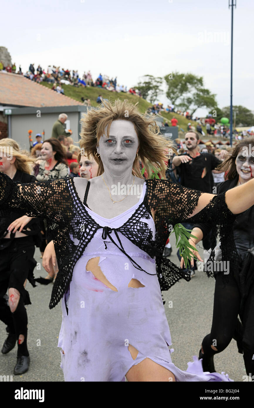 Hommage à Michael Jackson avec des femmes habillées comme des zombies défilent dans le Carnaval de Swanage Dorset Angleterre Banque D'Images